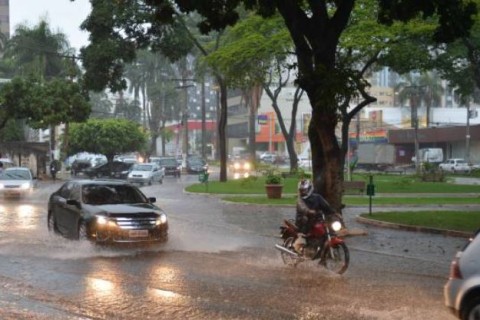 Chuva surpresa em Goiás derruba energia e traz alívio momentâneo no calor escaldante
