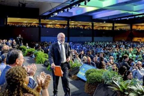 Lula é recebido com vaias durante evento com prefeitos