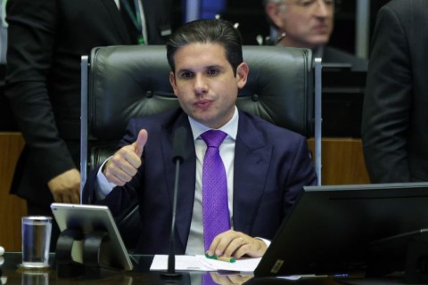 URGENTE: Motta barra indicação de Eduardo Bolsonaro como líder da minoria