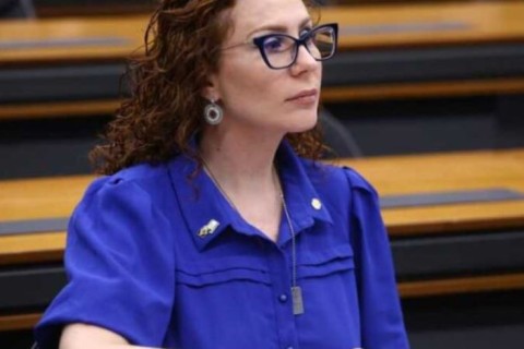 Pressionada por decisão do STF, Carla Zambelli renuncia ao mandato