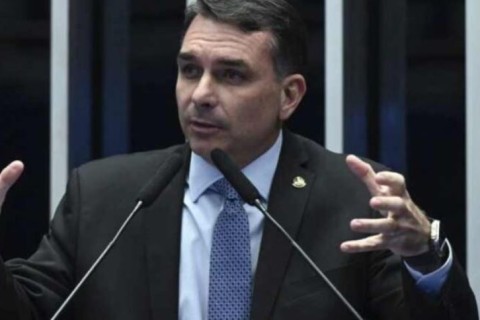 Flávio Bolsonaro vê “gesto gigante” do presidente dos EUA Donald Trump e aponta caminho para anistia no Brasil