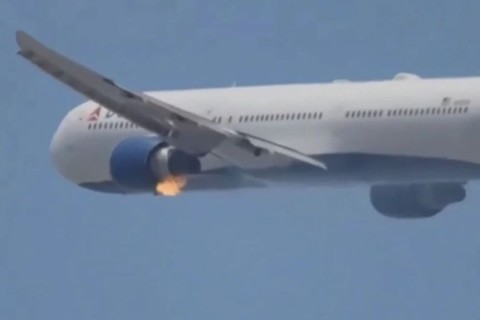 Avião da Delta faz pouso de emergência após motor pegar fogo