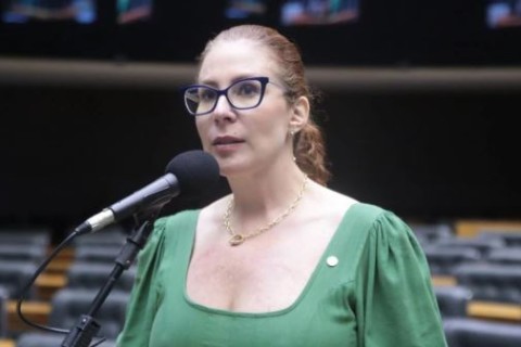 PF concluiu que Carla Zambelli não coagiu e nem obstruiu justiça