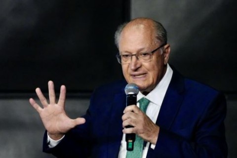 Trump aperta Brasil com tarifa de 50% – Alckmin fala em “mesa de trabalho”