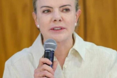 Governo prioriza fim da escala 6×1, afirma Gleisi
