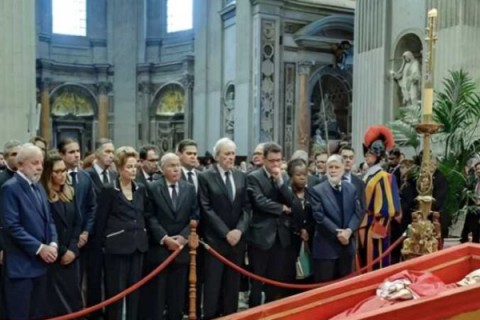 Governo Lula Omitiu Namorada de Barroso e Aliados do PT da Lista Oficial de Viagem ao Vaticano