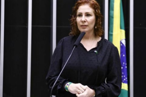 Advogado deixa defesa após Carla Zambelli sair do Brasil