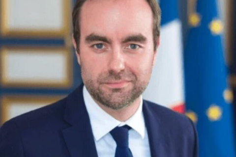 Novo governo da França cai 14 horas após ser anunciado