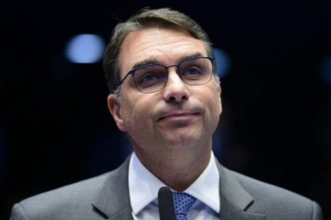 Flávio Bolsonaro detona Lula: “Está depenando o Brasil!”