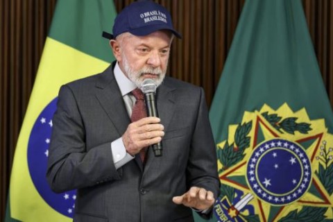 Lula ataca Eduardo Bolsonaro e copia estilo de Donald Trump com bonés “patrióticos”