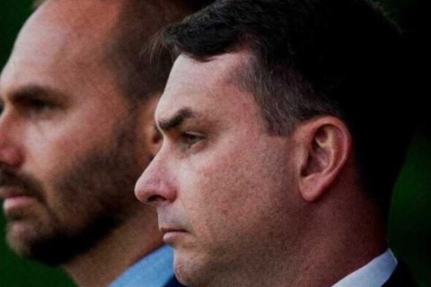 Flávio e Eduardo Bolsonaro viajam a El Salvador para conhecer modelo de segurança de Bukele