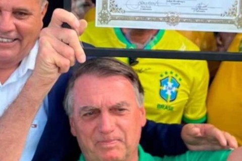 ‘Reconhecimento do povo’: Bolsonaro recebe título e é ovacionado em Mossoró