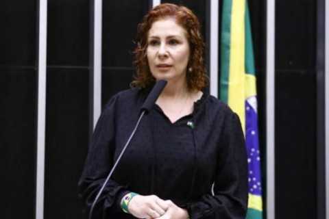 Moraes pede extradição de Carla Zambelli da Itália