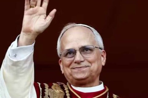 “Deus Ama a Todos”: A Mensagem de Paz do Novo Papa Toca Milhares em São Pedro