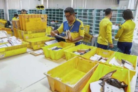 Chefe dos Correios é pressionado pelo Governo a demitir funcionários