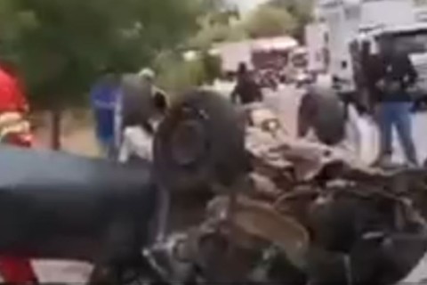 Colisão entre carro e ambulância deixa três mortos na BR-153