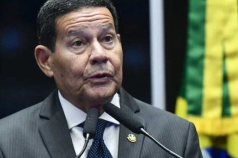URGENTE: Mourão diz que Trump não tem que se meter no Brasil e afirma que Bolsonaro é caso interno