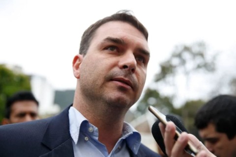“Vou tocar o legado que ele está deixando”, diz Flávio Bolsonaro sobre a decisão de Jair Bolsonaro