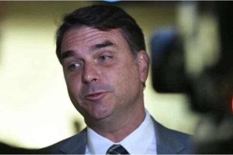 Flávio Bolsonaro desmente rumores sobre sanções à moraes e foca em discussões de segurança com os EUA