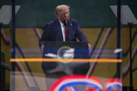 Trump comemora 79 anos e desfila com tropas e aviões em Washington