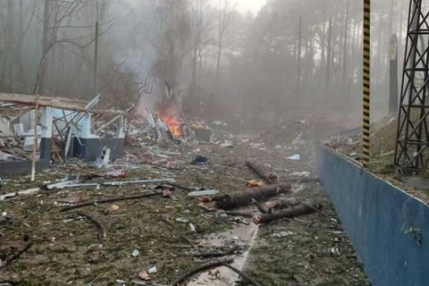 Explosão em fábrica deixa desaparecidos e abalo sentido em 8 cidades