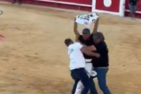Influenciador é preso após invadir arena em protesto contra touradas