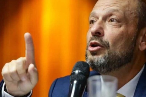 Crise escala e presidente do INSS pede demissão de nº 2