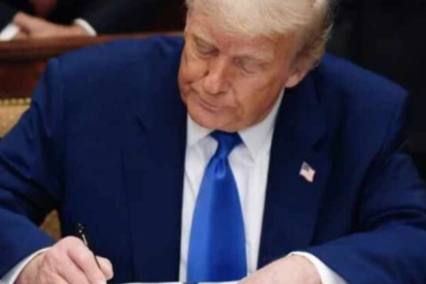 Trump assina decreto para reduzir preços de medicamentos nos EUA