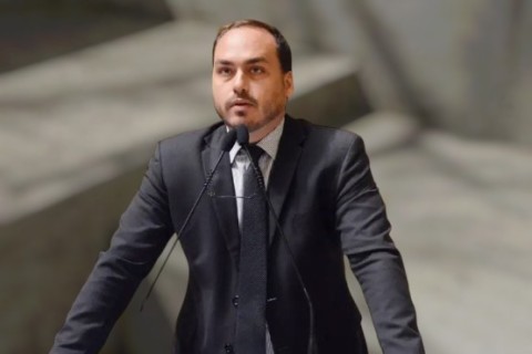 Carlos Bolsonaro confirma candidatura ao Senado por Santa Catarina com apoio direto do pai
