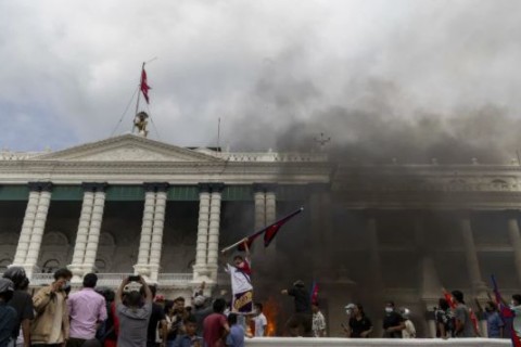 Nepal: manifestantes invade Parlamento e políticos acusados de corrupção fogem