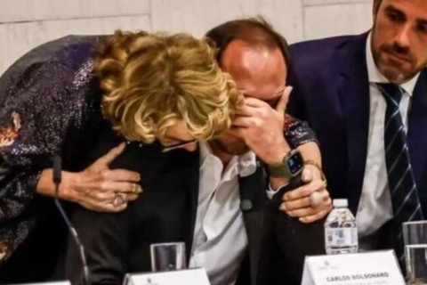 Carlos chora e menciona Jair Bolsonaro ao ser homenageado