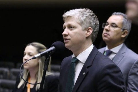 Emenda que proíbe presos de votarem é aprovada na Câmara