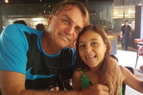 Bolsonaro pede autorização para comemorar aniversário da filha