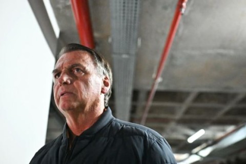 Bolsonaro deixa prisão domiciliar e vai ao hospital após crises de soluços e falta de ar