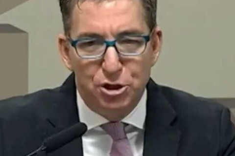 Jornalista dos EUA confronta Moraes e lembra perseguição a familiares de investigados