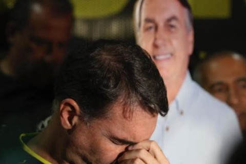 Flávio Bolsonaro inicia jornada presidencial com culto em Brasília