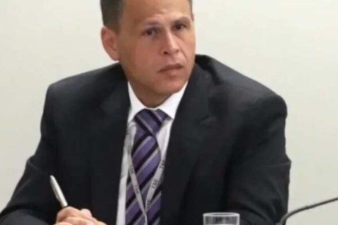 Advogado abandona defesa de ex-assessor de Moraes em meio a julgamento polêmico no STF