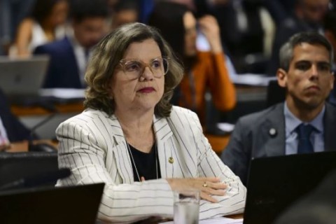 Confusão no Senado: Senadora do PT cai e bate a cabeça e sessão é interrompida