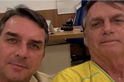 Flávio transmite mensagem de Bolsonaro aos brasileiros após condenação