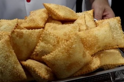 Mulher mata 40 integrantes de facção com pasteis envenenados