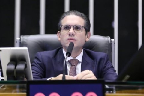 Hugo Motta defende Alexandre de Moraes após sanções dos EUA