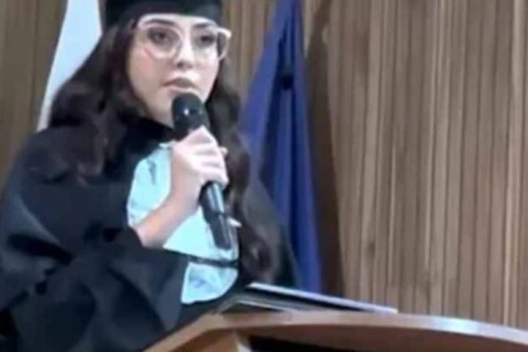 Aluna viraliza nas redes depois de se formar sozinha na faculdade