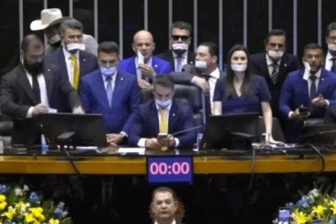 Oposição se levanta em vigília contra abusos de poder e exige impeachment de Moraes