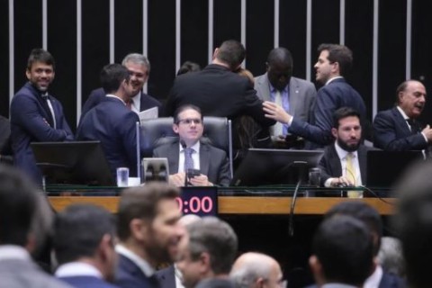 Câmara aprova urgência para derrubar aumento do IOF