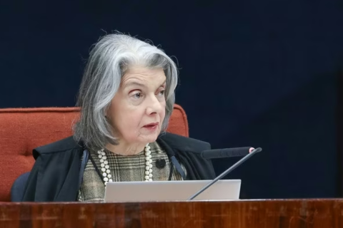 URGENTE: Senadores protocolam pedido de impeachment de Cármen Lúcia