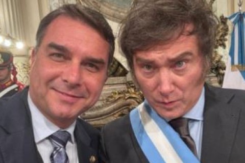 Flávio Bolsonaro recebe apoio de Milei e promete “resgatar a liberdade do Brasil”