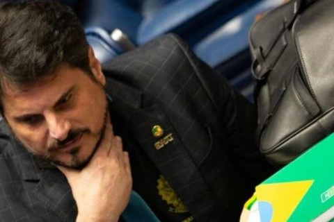 Bomba: Marcos do Val burla decisão de Moraes e viaja aos EUA