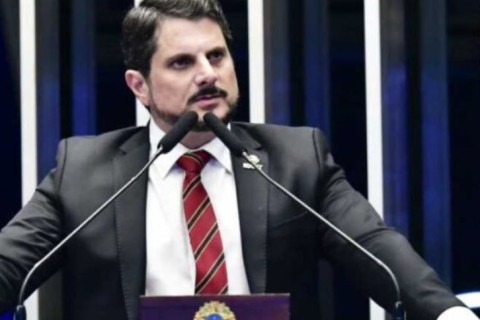 “Caçado por Moraes”, senador Do Val entra nos EUA com visto especial usado por aliados da inteligência americana