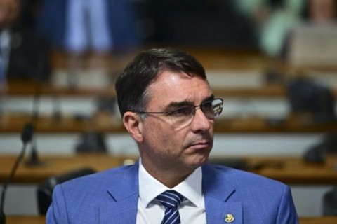 Lindbergh aciona o STF contra Flávio Bolsonaro por crítica a traficantes e recebe resposta afiada do senador