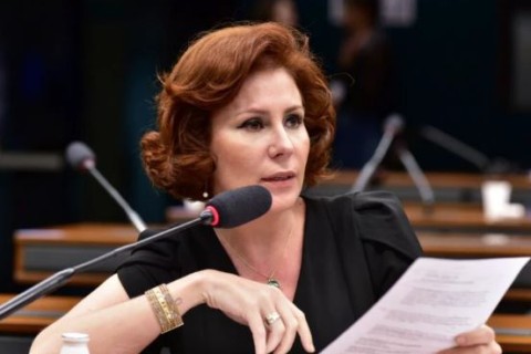 Condenada por Moraes, Carla Zambelli só participará de acareação com Delgatti se for por videoconferência, afirma defesa
